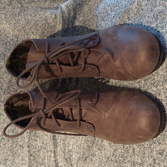 Women's Brown Lace-Up Ankle Boots - Picture 3 of 6